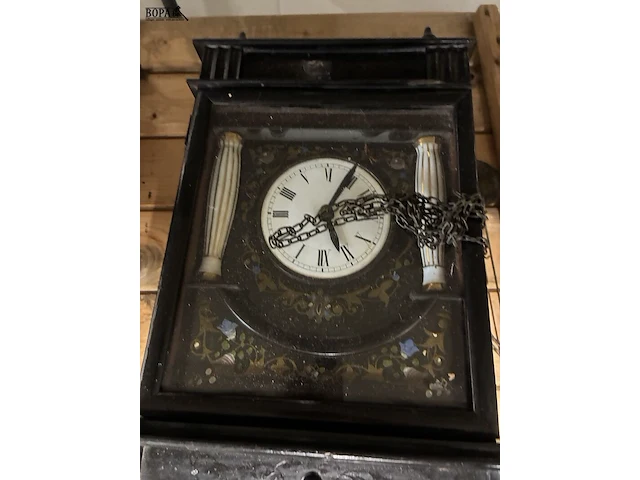 Lot 174 - wandklok met koperen gewichten - afbeelding 3 van  3