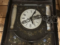 Lot 174 - wandklok met koperen gewichten - afbeelding 3 van  3