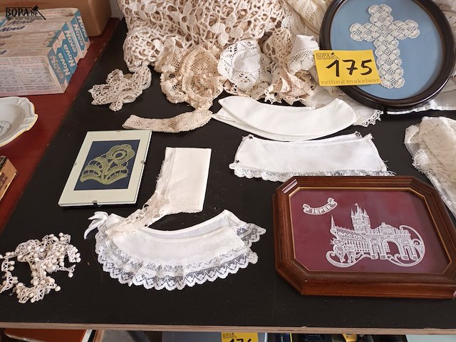 Lot 175 - groot lot kantwerk - afbeelding 2 van  5