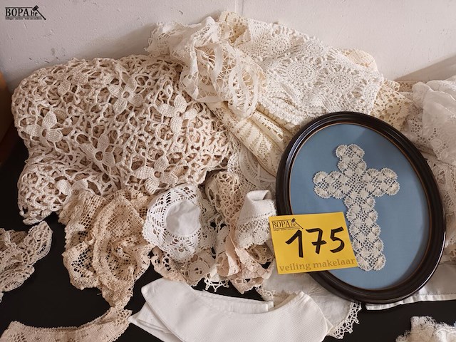 Lot 175 - groot lot kantwerk - afbeelding 3 van  5