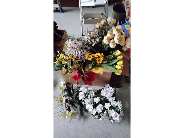Lot 175 - groot lot kunstbloemen - afbeelding 1 van  1