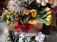 Lot 175 - groot lot kunstbloemen - afbeelding 1 van  1