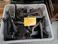 Lot 175 - lot houders voor antieken borden - afbeelding 1 van  1