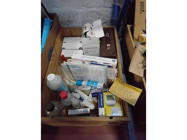 Lot 175 - lot medisch gerief en toebehoren oa. pillendozen en verzorgi - afbeelding 1 van  1