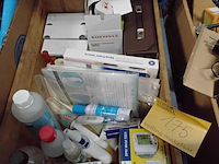 Lot 175 - lot medisch gerief en toebehoren oa. pillendozen en verzorgi - afbeelding 1 van  1