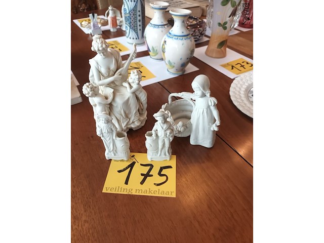 Lot 175 - porselein biscuit beeldjes. 4 stuks - afbeelding 1 van  4