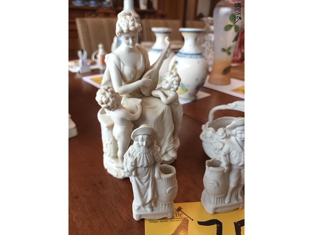 Lot 175 - porselein biscuit beeldjes. 4 stuks - afbeelding 2 van  4