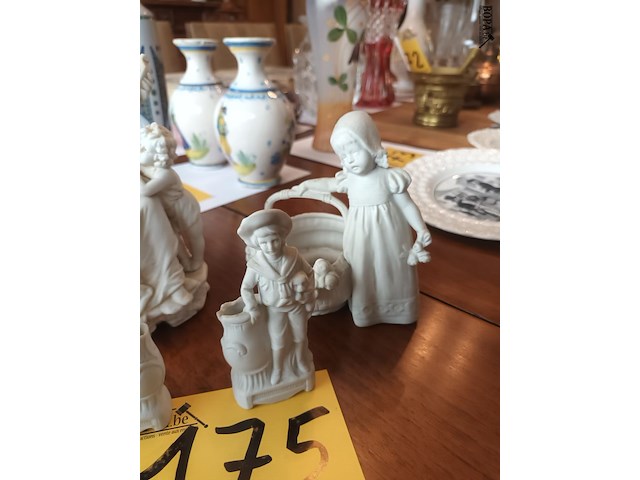 Lot 175 - porselein biscuit beeldjes. 4 stuks - afbeelding 3 van  4
