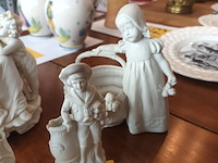 Lot 175 - porselein biscuit beeldjes. 4 stuks - afbeelding 3 van  4