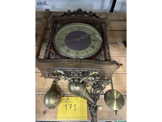 Lot 175 - wandklok met koperen gewichten - afbeelding 1 van  3