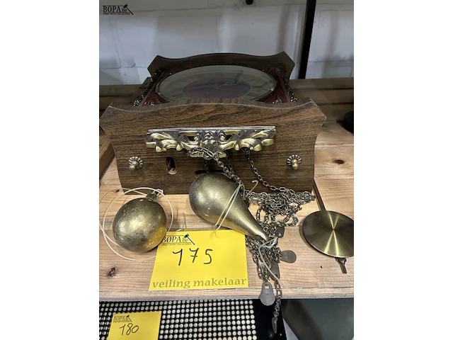 Lot 175 - wandklok met koperen gewichten - afbeelding 2 van  3