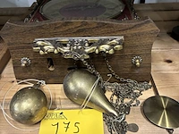 Lot 175 - wandklok met koperen gewichten - afbeelding 2 van  3