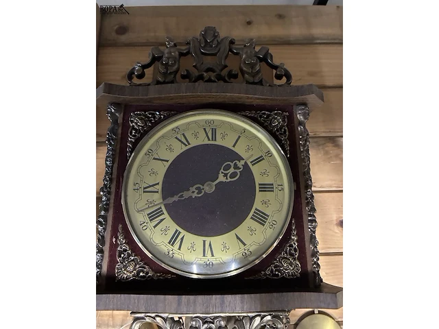 Lot 175 - wandklok met koperen gewichten - afbeelding 3 van  3