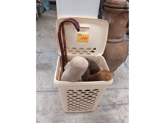 Lot 175 - wasmand met inhout - afbeelding 1 van  4