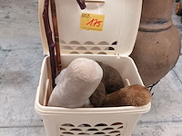 Lot 175 - wasmand met inhout - afbeelding 1 van  4