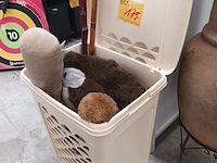 Lot 175 - wasmand met inhout - afbeelding 2 van  4
