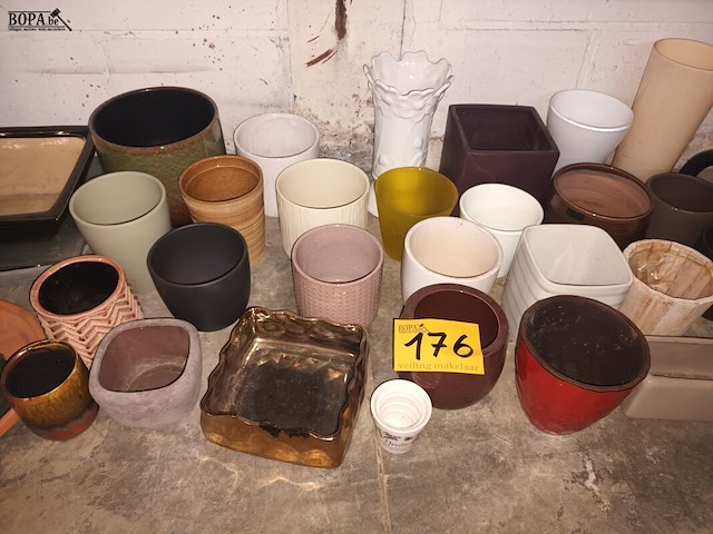 Lot 176 - bloempotten. 33 stuks - afbeelding 1 van  3