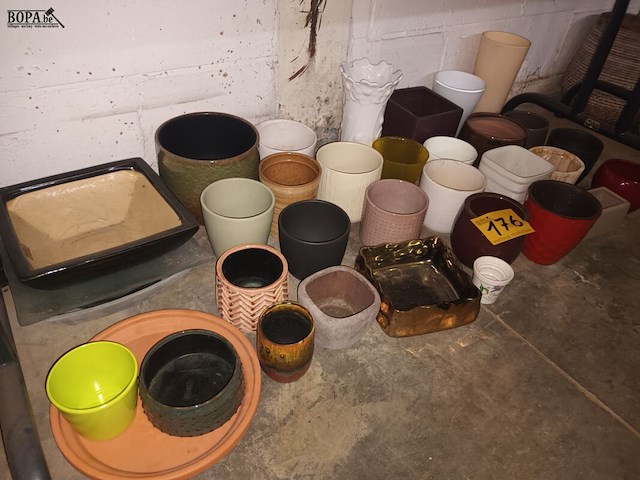 Lot 176 - bloempotten. 33 stuks - afbeelding 2 van  3