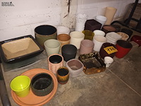 Lot 176 - bloempotten. 33 stuks - afbeelding 2 van  3