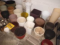Lot 176 - bloempotten. 33 stuks - afbeelding 3 van  3