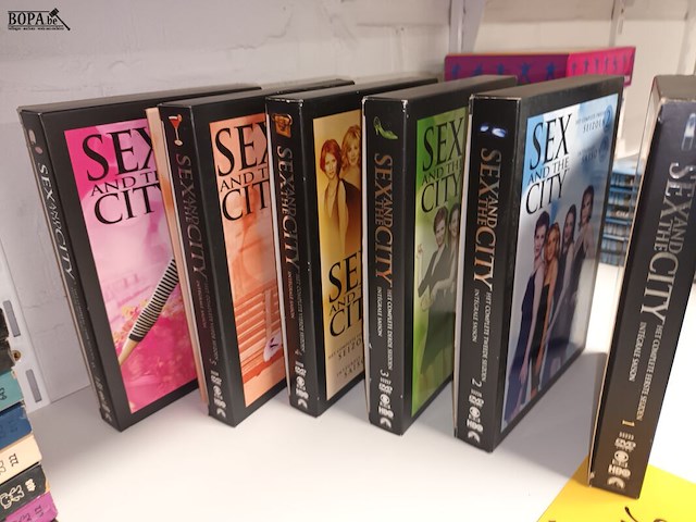 Lot 176 - dvd collectie sex and the city. 6 stuks - afbeelding 2 van  3