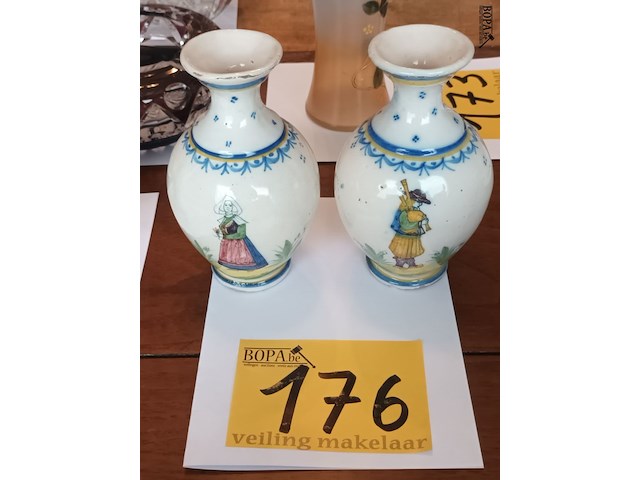 Lot 176 - koppel quimper vaasjes - afbeelding 1 van  4
