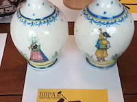Lot 176 - koppel quimper vaasjes - afbeelding 1 van  4