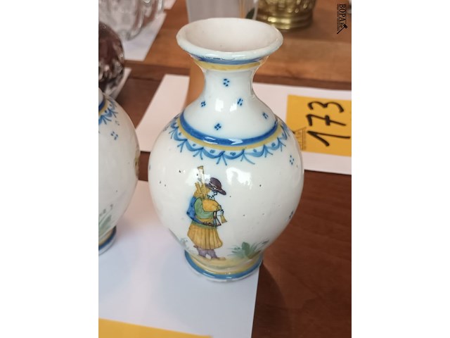 Lot 176 - koppel quimper vaasjes - afbeelding 2 van  4