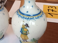 Lot 176 - koppel quimper vaasjes - afbeelding 2 van  4
