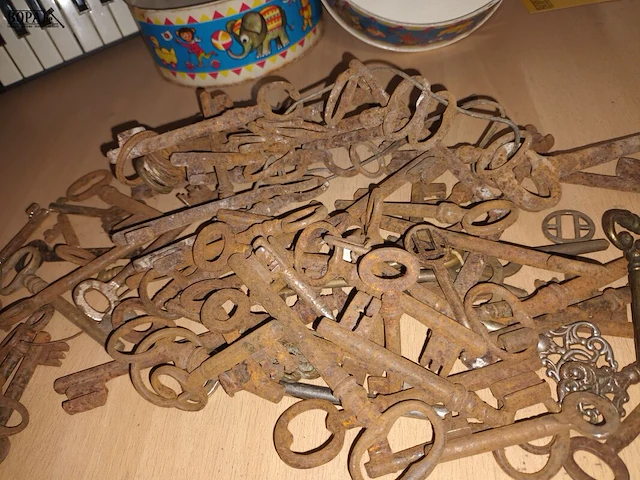 Lot 176 - lot oude sleutels - afbeelding 1 van  3