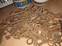 Lot 176 - lot oude sleutels