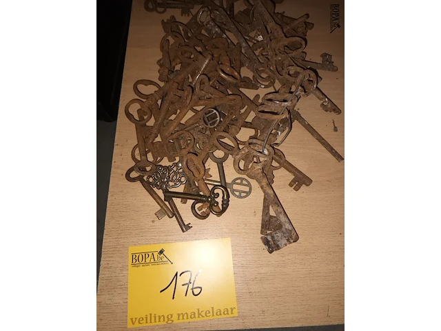 Lot 176 - lot oude sleutels - afbeelding 2 van  3