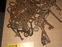 Lot 176 - lot oude sleutels - afbeelding 2 van  3