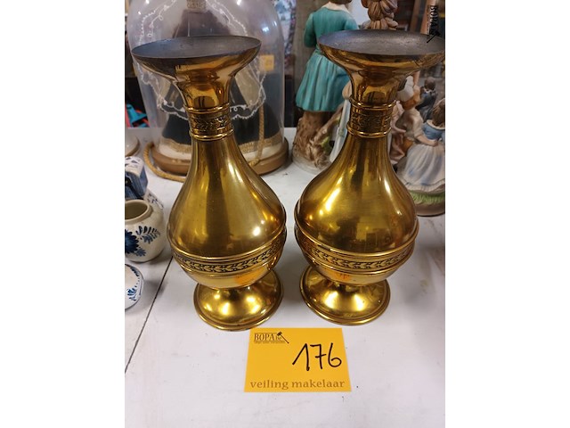 Lot 176 - messing vazen. 2 stuks - afbeelding 1 van  4