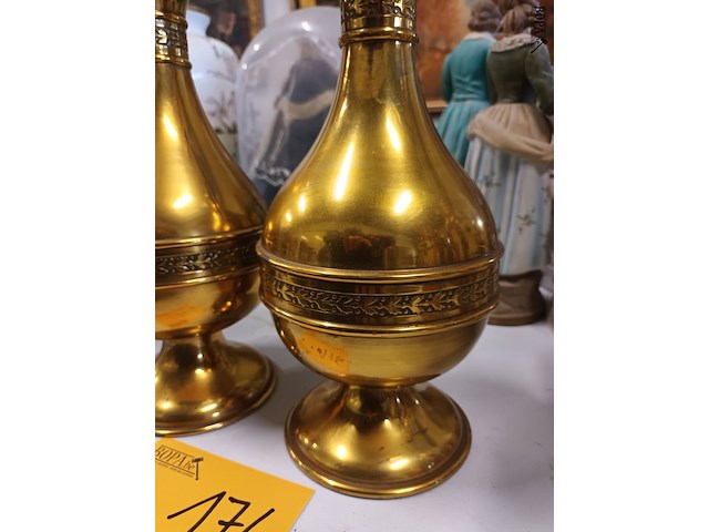 Lot 176 - messing vazen. 2 stuks - afbeelding 3 van  4