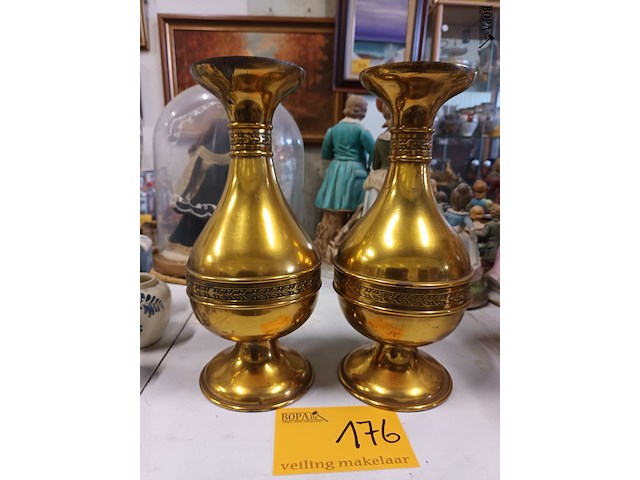 Lot 176 - messing vazen. 2 stuks - afbeelding 4 van  4