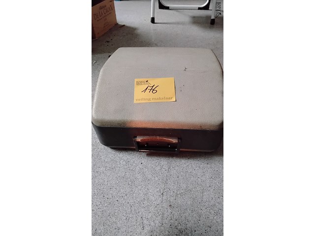 Lot 176 - oude typemachine triumph - afbeelding 1 van  2