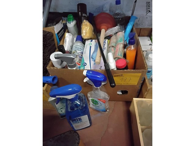 Lot 177 - box schoonmaakproducten en toebehoren - afbeelding 1 van  1