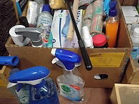 Lot 177 - box schoonmaakproducten en toebehoren - afbeelding 1 van  1