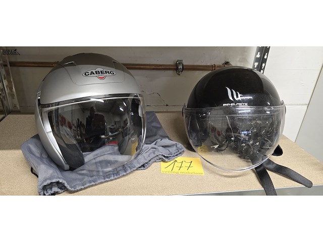 Lot 177 - motorhelmen 2 stuks en opbergtas - afbeelding 1 van  3
