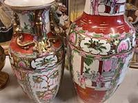Lot 177 - oosterse vazen. 2 stuks