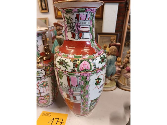 Lot 177 - oosterse vazen. 2 stuks - afbeelding 2 van  6