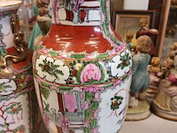 Lot 177 - oosterse vazen. 2 stuks - afbeelding 2 van  6