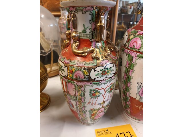 Lot 177 - oosterse vazen. 2 stuks - afbeelding 3 van  6