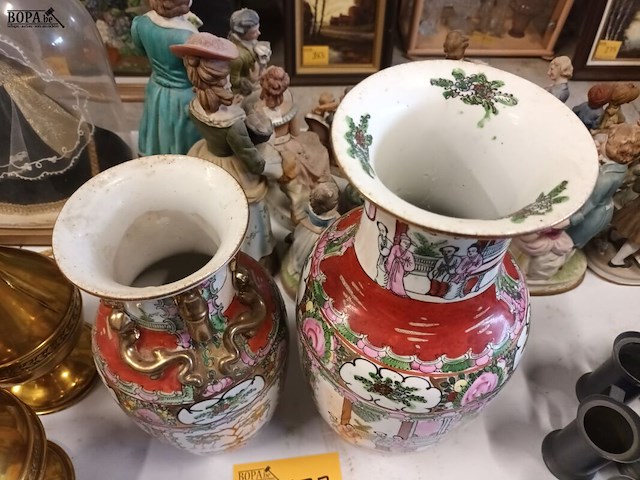 Lot 177 - oosterse vazen. 2 stuks - afbeelding 4 van  6