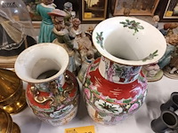 Lot 177 - oosterse vazen. 2 stuks - afbeelding 4 van  6