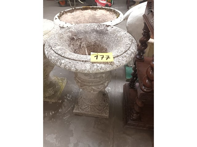 Lot 177 - tuinvaas in beton - afbeelding 4 van  4