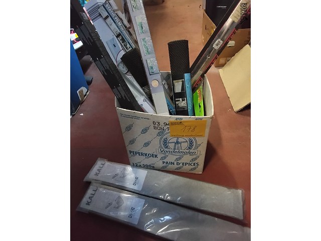 Lot 178 - box allerlei hulpmiddelen inboedel 11 stuks - afbeelding 1 van  1