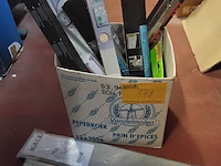 Lot 178 - box allerlei hulpmiddelen inboedel 11 stuks - afbeelding 1 van  1