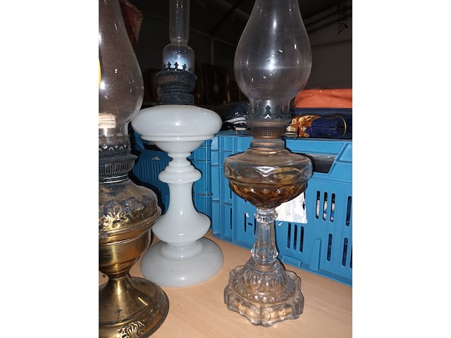 Lot 178 - sierfles en olielampen. 4 stuks - afbeelding 3 van  4